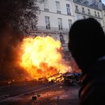 Sukobi demonstranata i policije širom Francuske, napadi na sedišta vlasti i medijske kuće