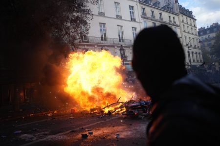 Sukobi demonstranata i policije širom Francuske, napadi na sedišta vlasti i medijske kuće