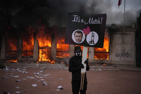 Prva žrtva haosa u Francuskoj: Demonstrant preminuo ispred ulaza u bolnicu, više od 800 privedeno