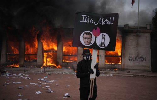 Prva žrtva haosa u Francuskoj: Demonstrant preminuo ispred ulaza u bolnicu, više od 800 privedeno