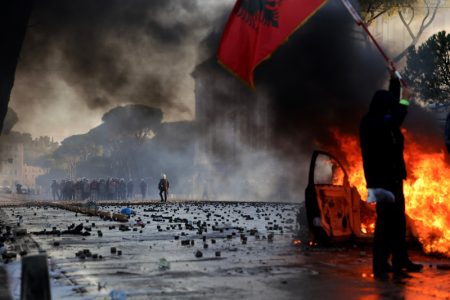 Haos u Albaniji: Demonstranti zapalili dvojicu pripadnika specijalne policijske jedinice (VIDEO)