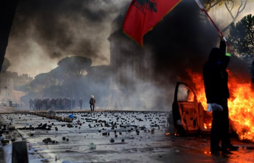 Haos u Albaniji: Demonstranti zapalili dvojicu pripadnika specijalne policijske jedinice (VIDEO)
