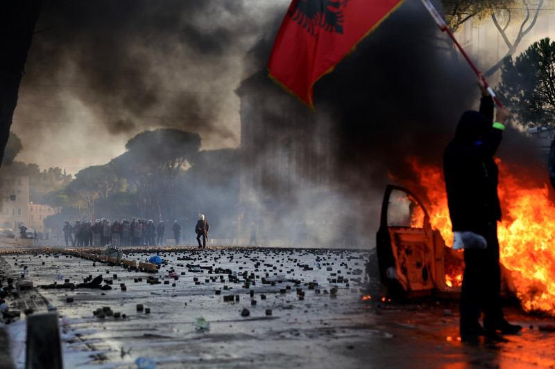 Haos u Albaniji: Demonstranti zapalili dvojicu pripadnika specijalne policijske jedinice (VIDEO)
