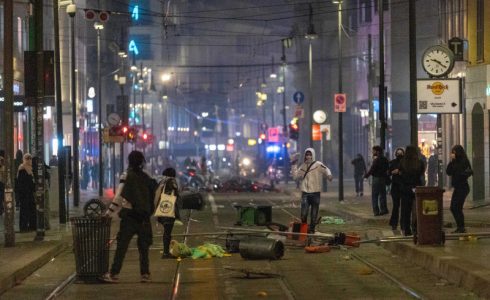 Više od 200 uhapšenih u Milanu: Razbijani izlozi, pljačkane prodavnice, policija na ulicama