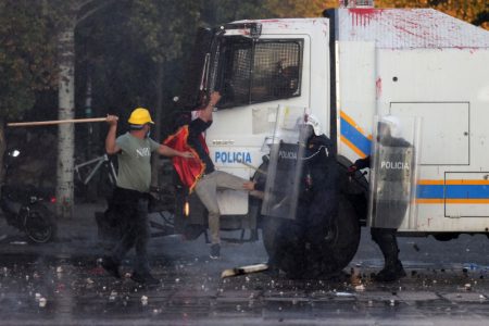 Protesti u Albaniji eskaliraju: Policija koristi suzavac i vodene topove, demonstranti traže ostavku Rame