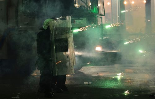 Šesti dan protesta u Tirani obeležilo nasilje: Povređeno 16 policajaca, napadnute institucije (FOTO)