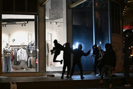 Večeras u 23 časa počinje policijski čas: Policija uvela nove mere zbog nereda u Parizu