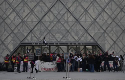 Protesti paralisali čuveni Luvr: Demonstranti blokirali ulaze, muzej zatvoren