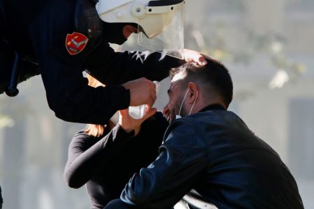 Protesti u Albaniji eskaliraju: Policija koristi suzavac i vodene topove, demonstranti traže ostavku Rame