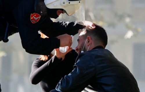 Protesti u Albaniji eskaliraju: Policija koristi suzavac i vodene topove, demonstranti traže ostavku Rame