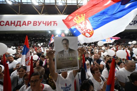 Sve spremno za predizborni skup u Čačku: Okupljeni pevaju “Ruzmarin”, očekuje se Vučićevo obraćanje
