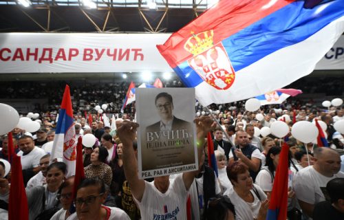 Sve spremno za predizborni skup u Čačku: Okupljeni pevaju "Ruzmarin", očekuje se Vučićevo obraćanje