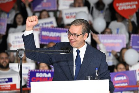 Sve spremno za predizborni skup u Čačku: Okupljeni pevaju “Ruzmarin”, Vučić stigao u halu “Borac”