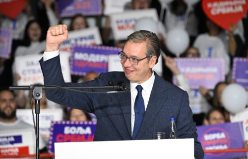 Sve spremno za predizborni skup u Čačku: Okupljeni pevaju "Ruzmarin", Vučić stigao u halu "Borac"