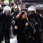 Sukobi policije i demonstranata u Tirani ne prestaju: Obračun u dvorištu pravoslavne crkve (VIDEO)