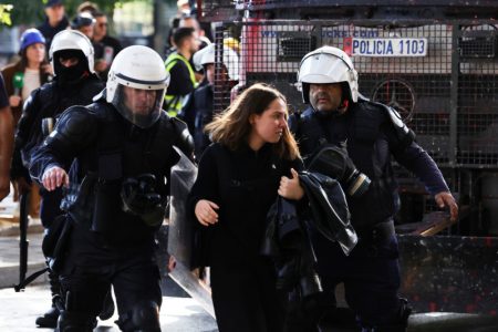 Sukobi policije i demonstranata u Tirani ne prestaju: Obračun u dvorištu pravoslavne crkve (VIDEO)