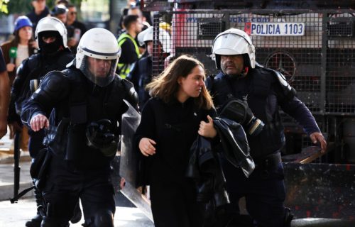 Sukobi policije i demonstranata u Tirani ne prestaju: Obračun u dvorištu pravoslavne crkve (VIDEO)