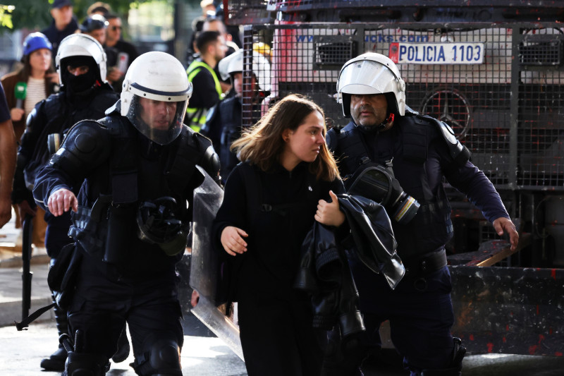 Sukobi policije i demonstranata u Tirani ne prestaju: Obračun u dvorištu pravoslavne crkve (VIDEO)