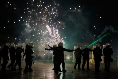 Tirana ponovo gori: Demonstranti napali policiju i kancelariju premijera, usledila žestoka intervencija