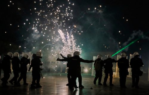 Tirana ponovo gori: Demonstranti napali policiju i kancelariju premijera, usledila žestoka intervencija