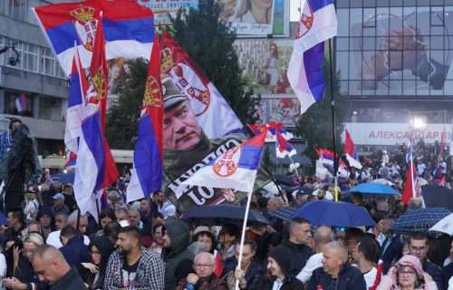 (UŽIVO) Veliki broj građana stiže na skup u Nišu: Na Trgu kralja Milana počinje spektakl (FOTO)