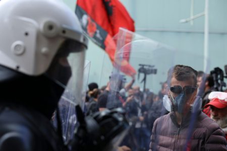 “Kraj vam je došao”: U Tirani 13 dan protesta, demonstranti se okupljaju ispred Ministarstva rada, lete kamenice