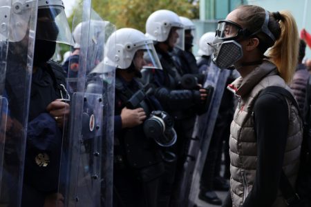 Tenzije u Tirani ne prestaju: Demonstranti uklonili Ramine pozivnice na dijalog, neredi u parlamentu