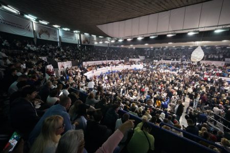 (UŽIVO) Prepuna Hala sportova u Beogradu pred skup “Ujedinjene Srbije” : Očekuje se obraćanje Vučića (FOTO)