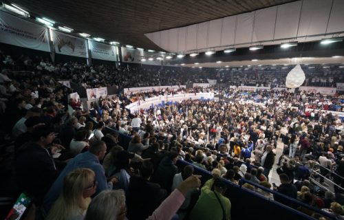 (UŽIVO) Prepuna Hala sportova u Beogradu pred skup "Ujedinjene Srbije" : Očekuje se obraćanje Vučića (FOTO)