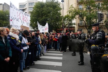 Policijski čas do ponedeljka ujutro: Pariz se sprema za još jedan vatreni vikend