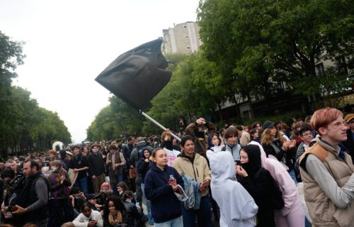 Vanredne mere u Francuskoj: Raspoređeno 70.000 policajaca, očekuje se pola miliona demonstranata