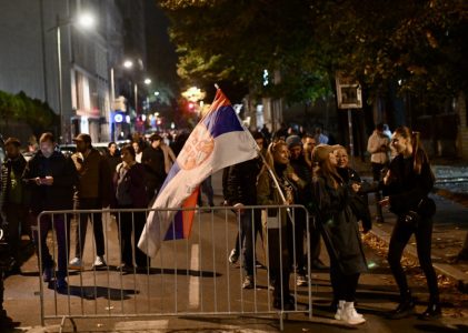 Okupljanje i ispred Pinka, kordon policije štiti zgradu, oglasili se “Studenti u blokadi”