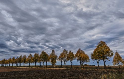 Nemačka na udaru dve oluje: Ima teško povređenih, voz sa 280 putnika ostao zaglavljen