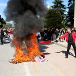 Neredi na ulicama Tirane: Demonstranti zapalili stolice Rame, policija intervenisala vodenim topovima