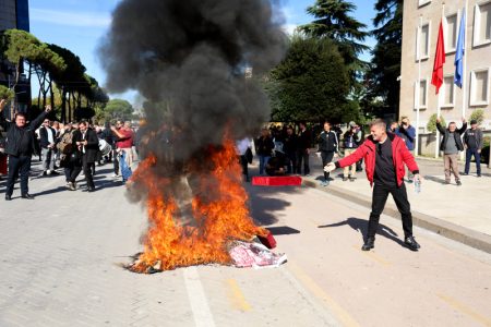 Neredi na ulicama Tirane: Demonstranti zapalili stolice Rame, policija intervenisala vodenim topovima