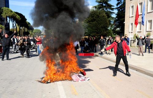 Neredi na ulicama Tirane: Demonstranti zapalili stolice Rame, policija intervenisala vodenim topovima