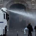 Udar suzavcem i vodenim topom: Žestok sukob policije i demonstranata u Renu i Lilu