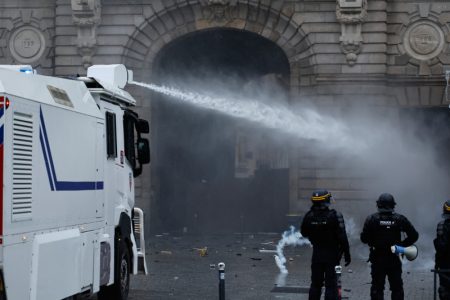 Udar suzavcem i vodenim topom: Žestok sukob policije i demonstranata u Renu i Lilu