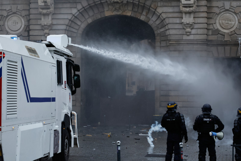 Udar suzavcem i vodenim topom: Žestok sukob policije i demonstranata u Renu i Lilu