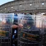 Opsadno stanje u Rimu: Policija pohapsila preko 200 ekstremista, upali u Koloseum