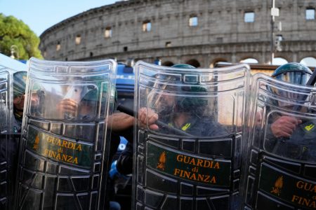 Opsadno stanje u Rimu: Policija pohapsila preko 200 ekstremista, upali u Koloseum