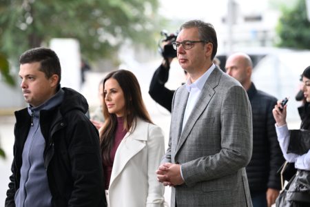 Aleksandar Vučić stigao je u ranim jutarnjim časovima na biračko mesto: Čeka u redu sa građanima