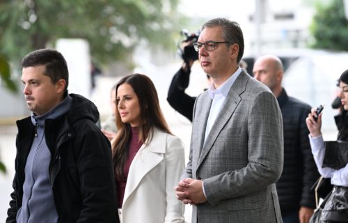 Aleksandar Vučić stigao je u ranim jutarnjim časovima na biračko mesto: Čeka u redu sa građanima