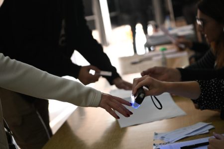 Zatvorena većina biračkih mesta: U Srbiji završeni vanredni parlamentarni izbori