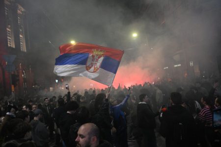 Okupljanje pristalica Studentske liste kod RIK-a: Okupljeni dižu tri prsta, zatvoren saobraćaj (FOTO)