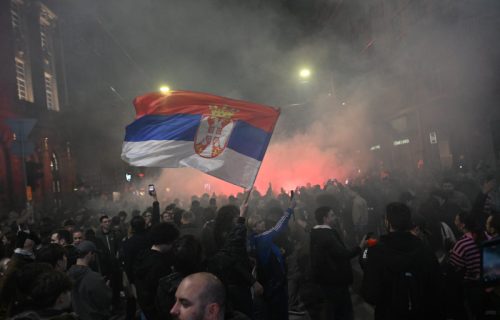 Okupljanje pristalica Studentske liste kod RIK-a: Okupljeni dižu tri prsta, zatvoren saobraćaj (FOTO)