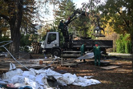 Ovako sada izgleda Pionirski park: Ograde i montažna kućica polomljeni, jedan šator zapaljen (FOTO)