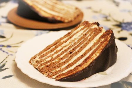 Spartak torta: Čokoladne kore i bogat krem u raskošnim slojevima