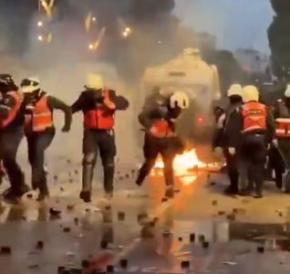 Novi talas nasilja u Tirani: Demonstranti gađali policiju, ona odgovorila suzavcem