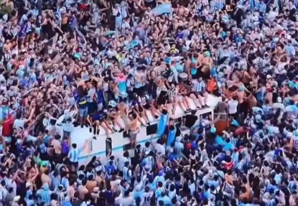 Pogledajte more ljudi na ulicama i trgovima: Ludnica u Argentini, Mesi se oprašta od “gaučosa” (VIDEO)